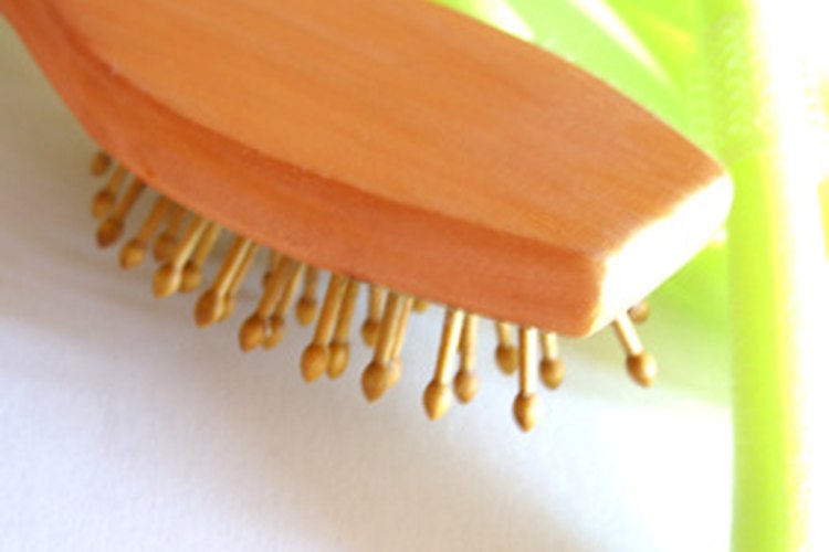 Encontrar grandes cantidades de cabello en tu cepillo cada día es una causa de preocupación.