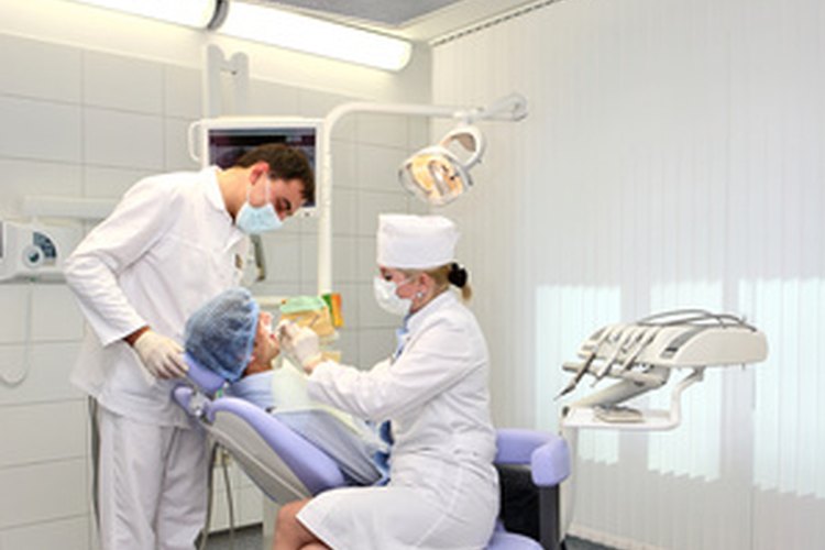 Los higienista dental preparan a los pacientes para ver al dentista