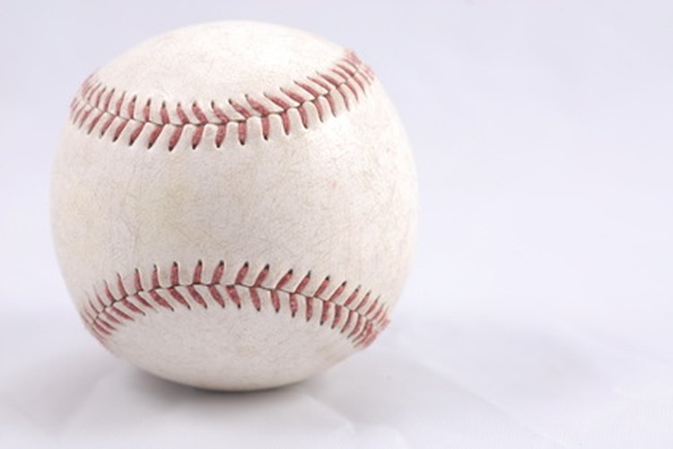 Una habitación con el tema de béisbol puede incluir diferentes elementos del juego.