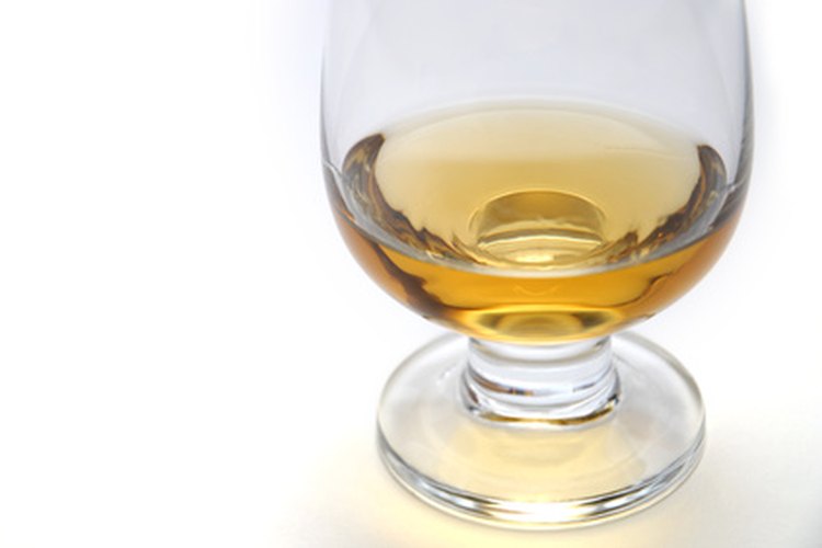 El alto contenido alcohólico de las bebidas destiladas las conserva casi indefinidamente.