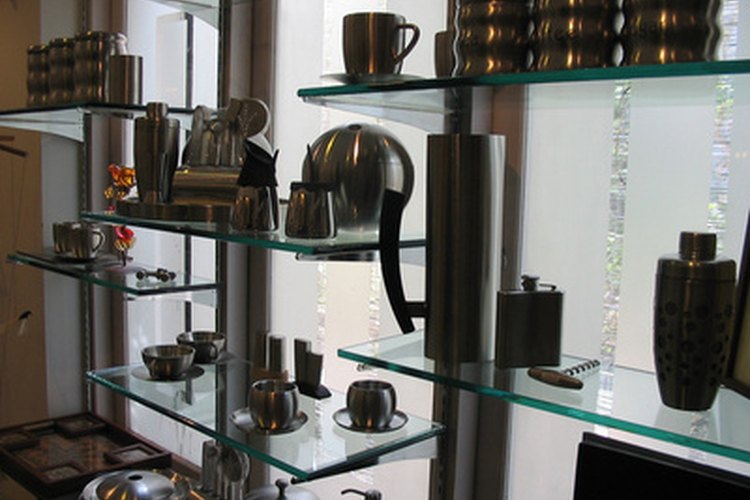 Ve a tu tienda de café favorita para comprar los artículos que vas a poner en una canasta de regalos.