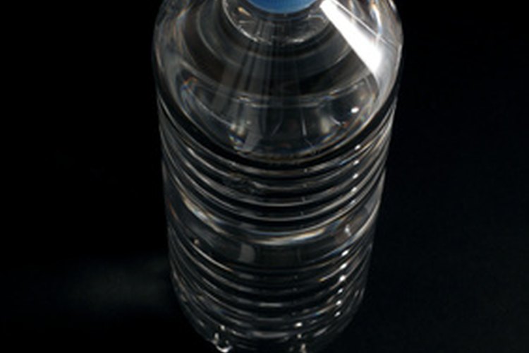 Corta la tercera parte superior de una botella de 2 litros (0,53 gal).