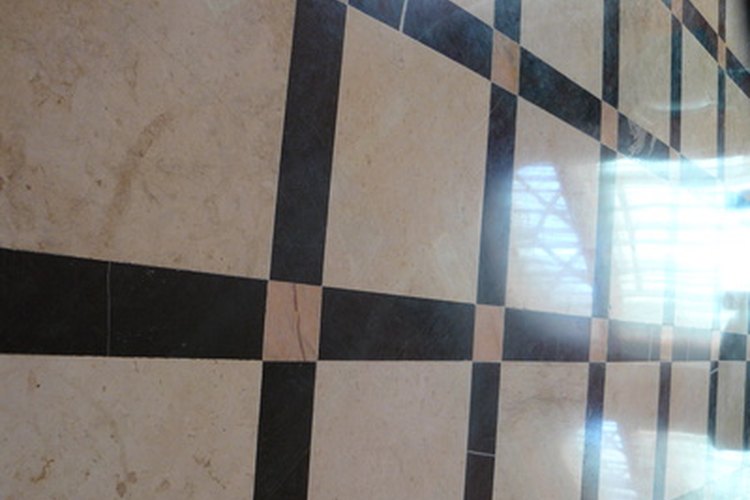 El vinagre es seguro para usar sobre pisos laminados y vinílicos.