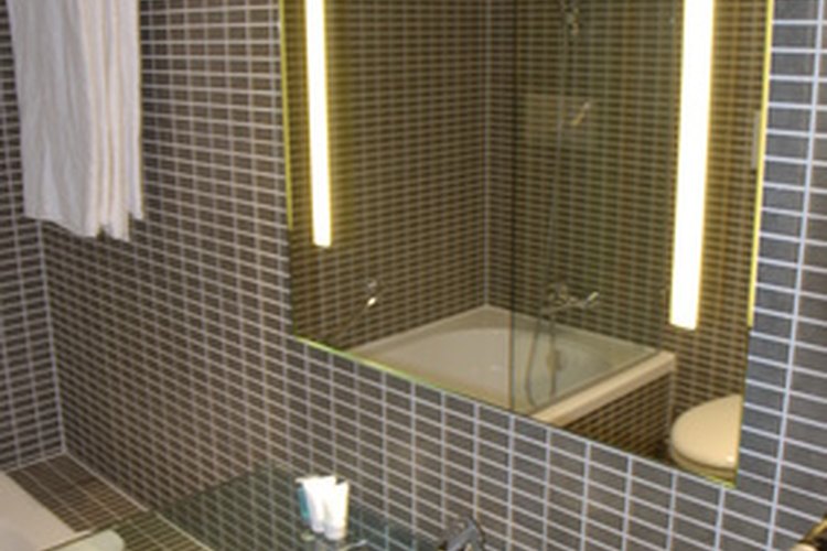 Instala un espejo a la altura adecuada en tu baño.