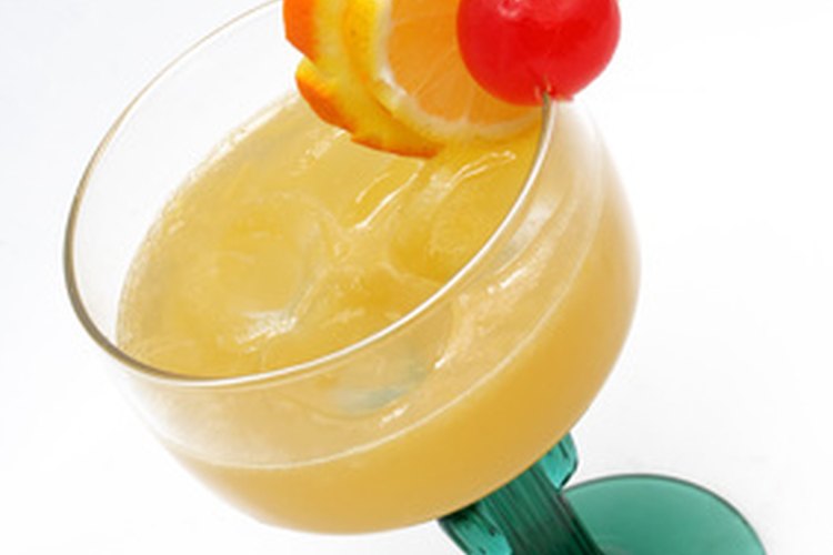 El licor casero de naranja le da a los cócteles un vibrante sabor a cítrico.