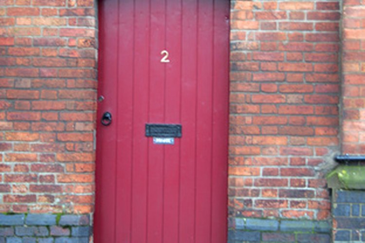 Una puerta de color rojo hace que la gente distinga tu casa y los invita a pasar.