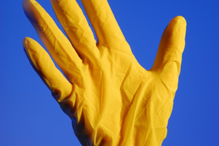 Usar guantes protege las manos en contra de los químicos peligrosos.