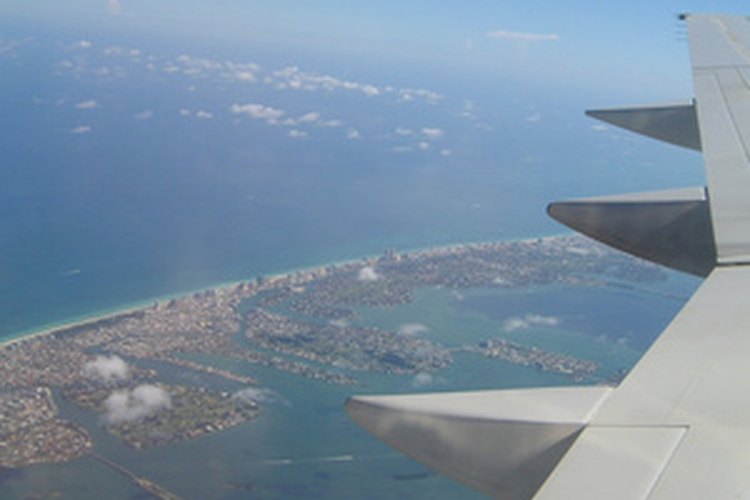 Admira un paisaje aéreo de Miami desde el avión antes de llegar al Aeropuerto Internacional de Miami.
