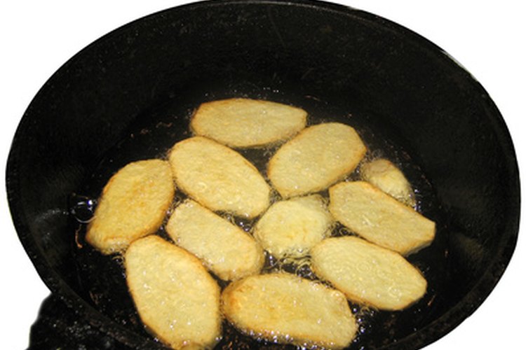 Cocina las papas hasta dorarlas.