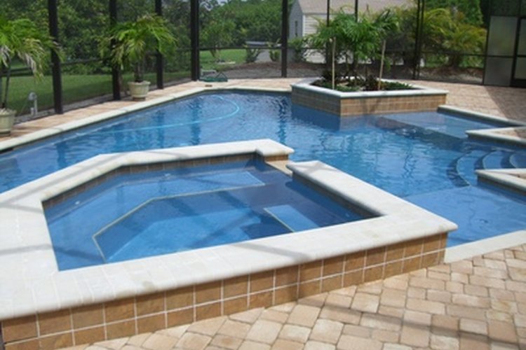 Los propietarios de piscinas son los anfitriones obligados de las fiestas cuando se trata de divertirse en el verano.