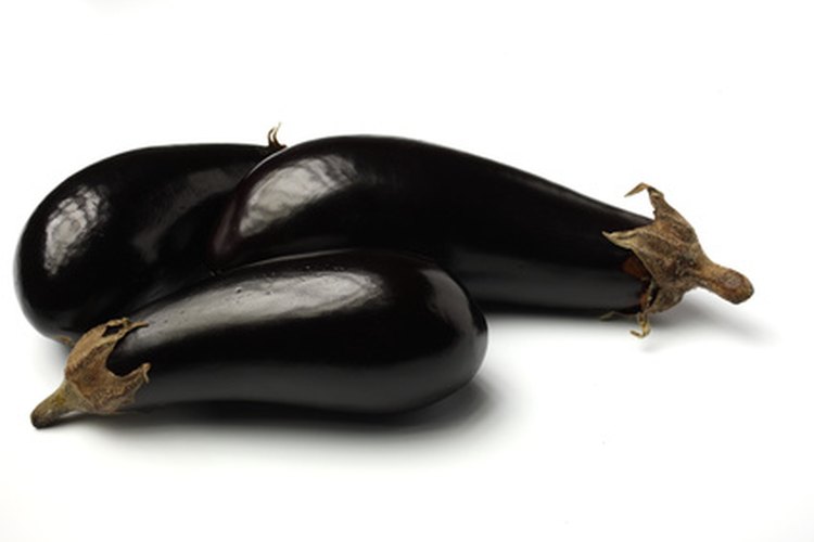 La berenjena es un vegetal nutritivo que puede guardarse en el refrigerador o el congelador.