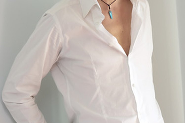 Una camisa blanca desabotonada y pantalones de mezclilla representan el estilo clásico estadounidense.
