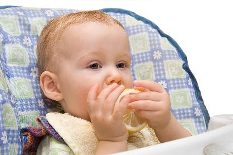 Un limón amargo provee una estimulación sensorial amplia para un niño pequeño con un paladar sensible.
