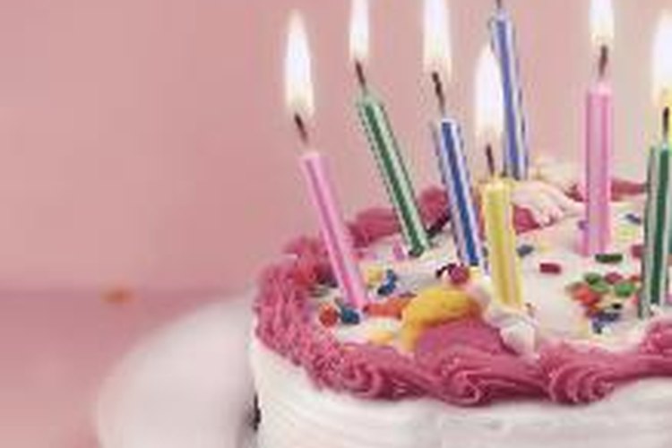Las velas en un pastel son una parte integral de las celebraciones de cumpleaños modernas en el occidente.