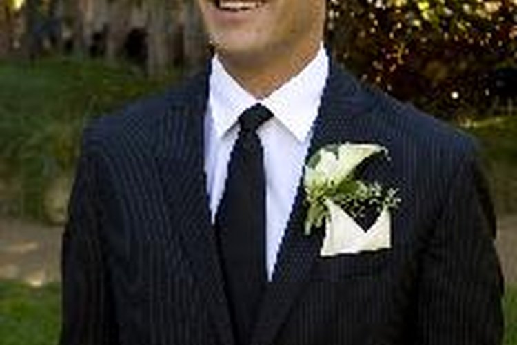 Un boutonniere de hombre nunca debería eclipsar el corsage de su pareja.