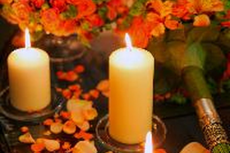 Usa velas y flores como centro de mesa para un cumpleaños 80.