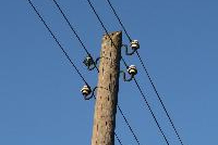 La tensión de la compañía eléctrica que suministra a nuestras casas es constante, pero puede variar bajo ciertas condiciones inusuales.
