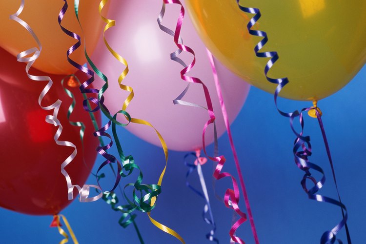 Lo globos son algunas de las decoraciones de fiestas más económicas.