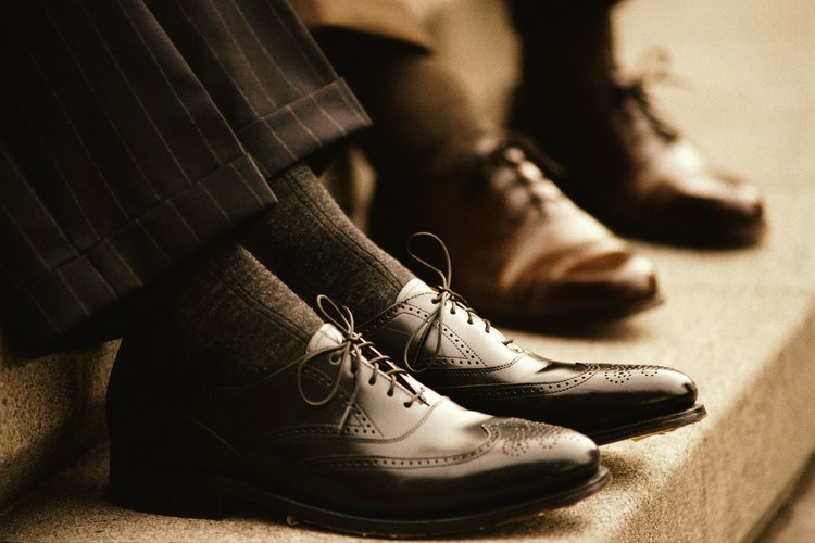 Los hombres deberían usar zapatos de vestir de colores oscuros.