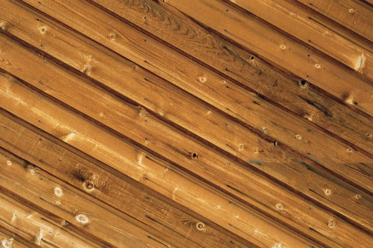 Los techos de machihembrado consisten en tablas que sujetan entre sí en los bordes, al igual que las tablas de un piso de madera.