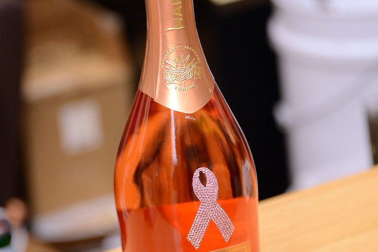 El vino tinto y blanco pueden ser mezclados para formar vino rosado.
