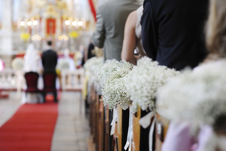 Una boda cristiana comienza con la ceremonia de entrada.