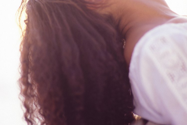 Cabello rizado largo.