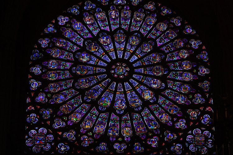 Recoge uno de los elementos de una obra de arte compleja para crear un simple diseño de vitral.