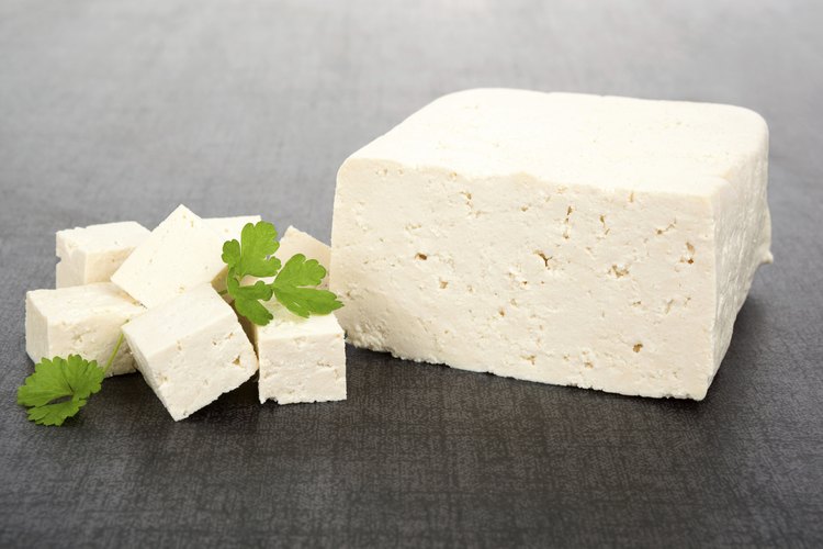 Bloque y cubos de tofu.