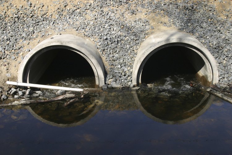 El drenaje del agua estancada puede ser crucial para la integridad estructural de tu casa o garaje, así como para tu salud.