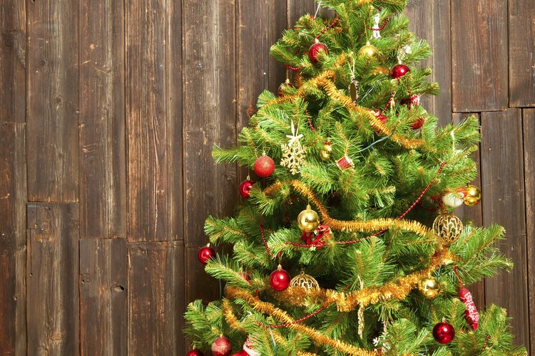 Usa listón con alambre en colores navideños para diseñar un adorno personalizado para tu árbol.