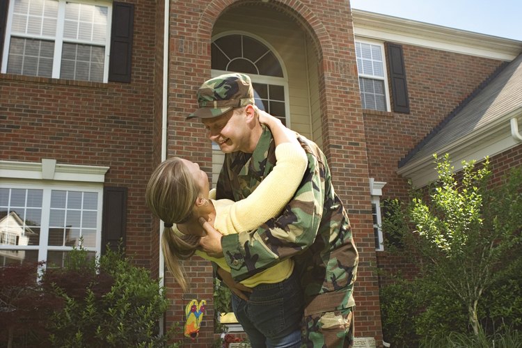 Al vivir en una base militar, una vivienda de calidad gubernamental es proporcionada a las familias.