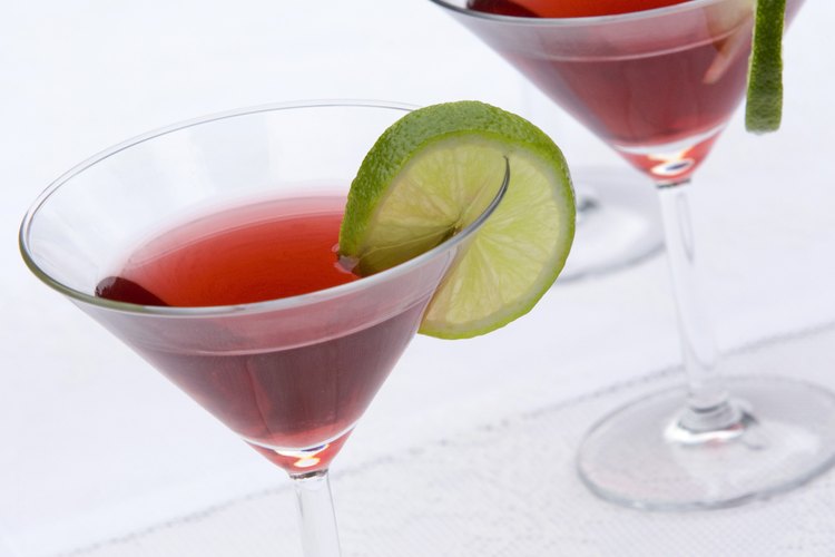 Los cócteles afrutados de colores con frecuencia contienen vodka con sabor.