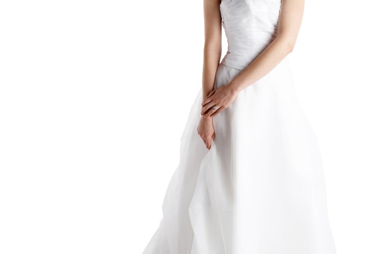 Sólo la novia puede decidir si quiere su vestido de novia de color blanco o marfil.
