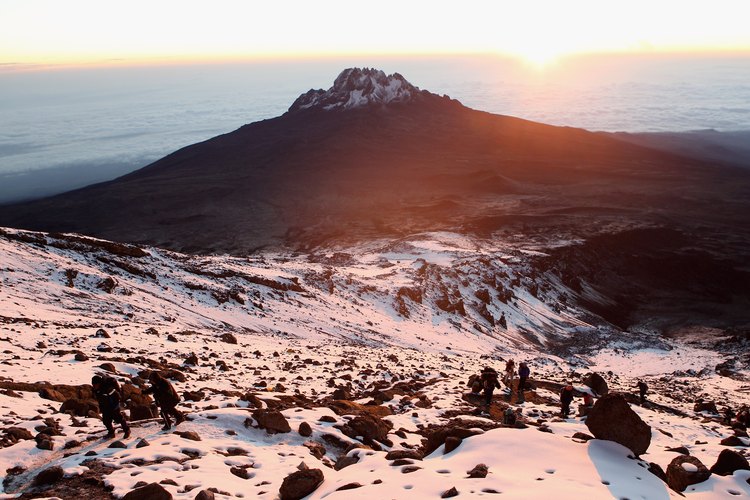 El monte Kenia es eclipsado por su vecino más alto, el monte Kilimanjaro.