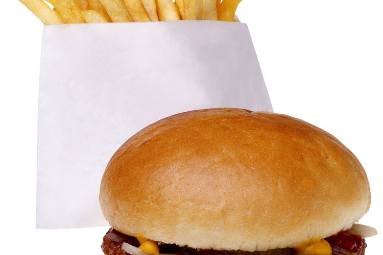 Los gerentes generales se aseguran de que sus restaurantes sirvan comida rápida de calidad consistente.