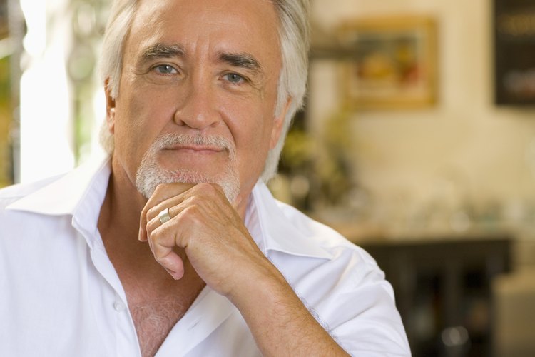 Mantén el cabello sin acumulación de productos para evitar el color amarillento.