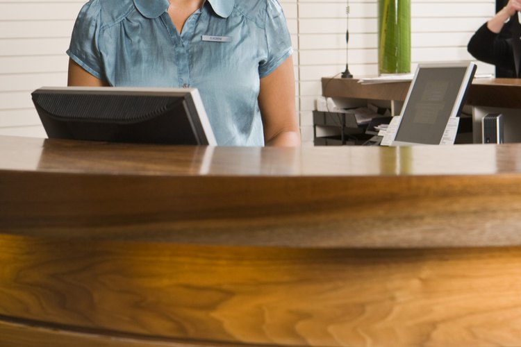 La recepcionista en un salón juega un papel importante en las operaciones empresariales del día a día.