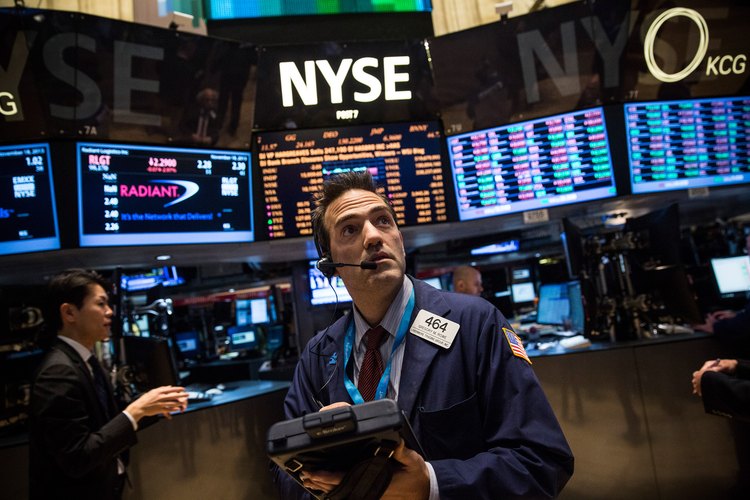 La NYSE continúa realizando transacciones en forma personal .