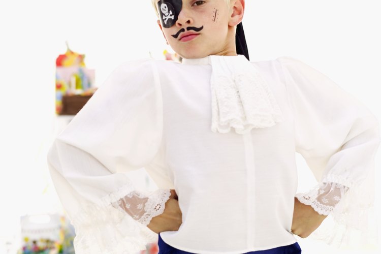 Niño con disfraz de pirata.
