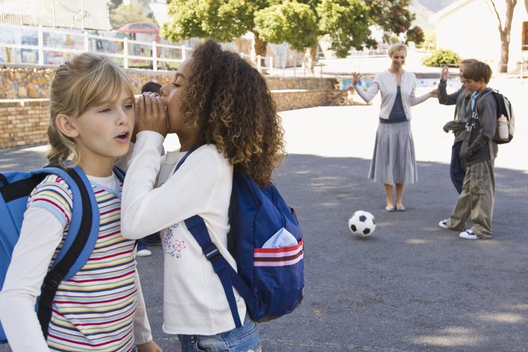 Los niños con trastorno de déficit de atención/hiperactividad, trastornos generalizados del desarrollo, que incluyen el autismo y el síndrome de Asperger o trastorno bipolar, a menudo hablan excesivamente.