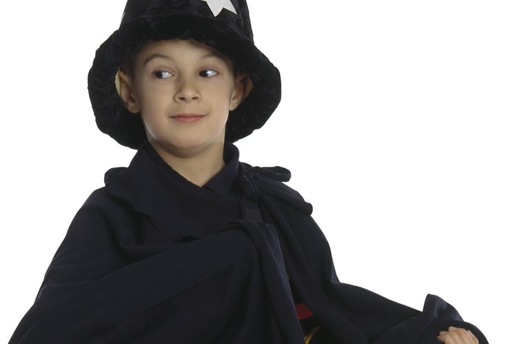 Confecciona un traje de mago para que tu hijo use durante Halloween.