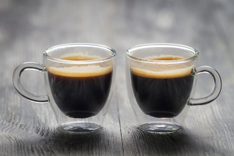 Aquí te mostramos cómo hacer una taza de espresso con una cafetera francesa.