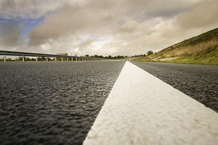 Aproximadamente el 70 por ciento de las autopistas de Estados Unidos y más de la mitad de las carreteras interestatales del país están pavimentadas con asfalto.