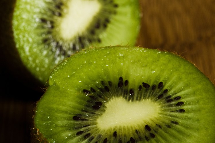 Guarda un kiwi maduro en el refrigerador para que se conserve por más tiempo.