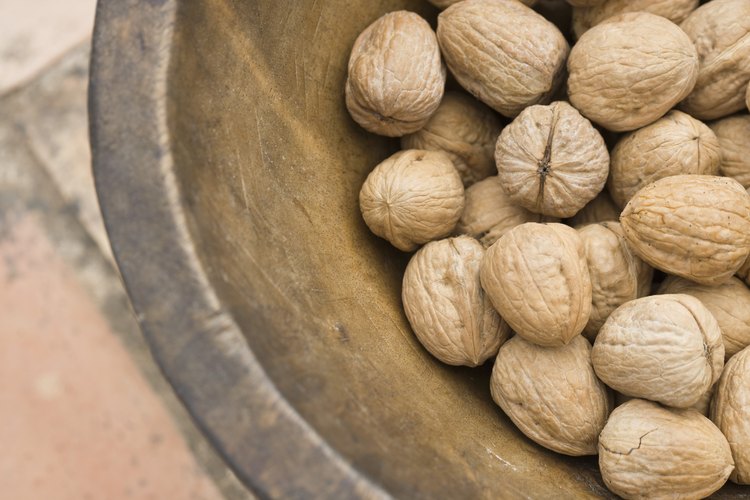 Quítales las cascaras a las nueces para llegar a sus entrañas carnosas.