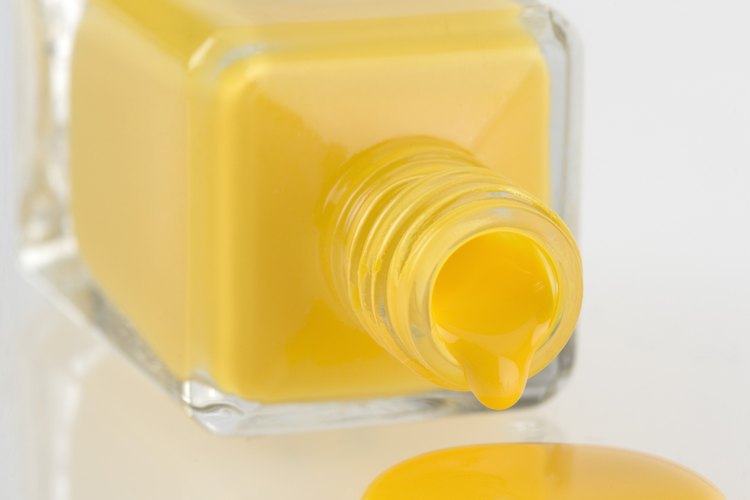 Utiliza una espátula plástica para eliminar derrames de esmalte de uñas de superficies de madera.