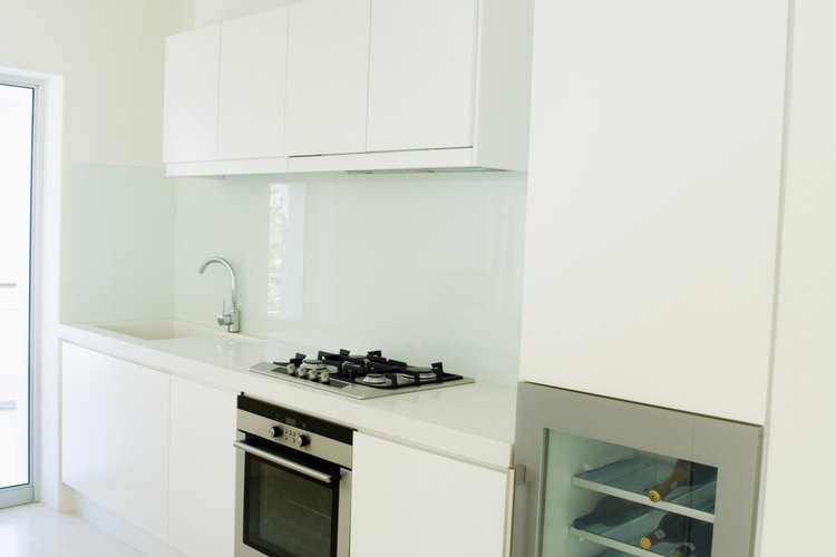 Muchas cocinas tienen un mueble entre el refrigerador y el horno.