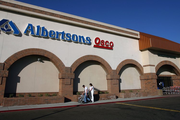 Albertsons (Albertsons.com) tiene locales en los EE.UU. y vende ventiladores de caja.