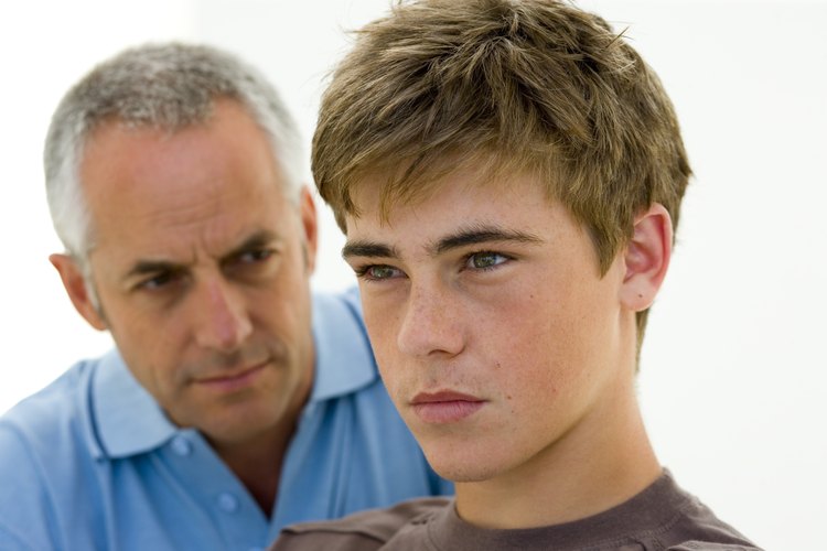 Dile a tu hijo con calma que deseas hablar con él cuando esté listo. Recuérdale que tú lo amas y estarás siempre allí para él y, luego, date la vuelta.